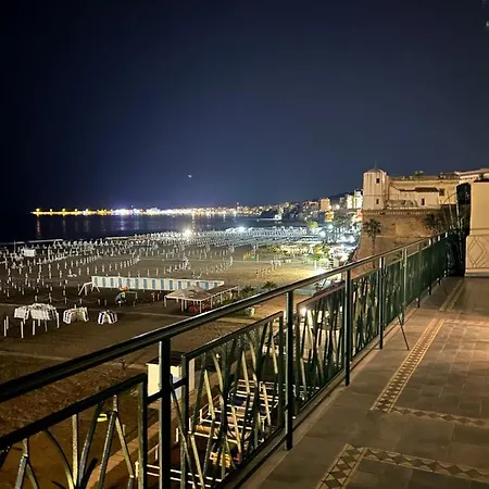 Newhouse Victoria - Sea View Apartment